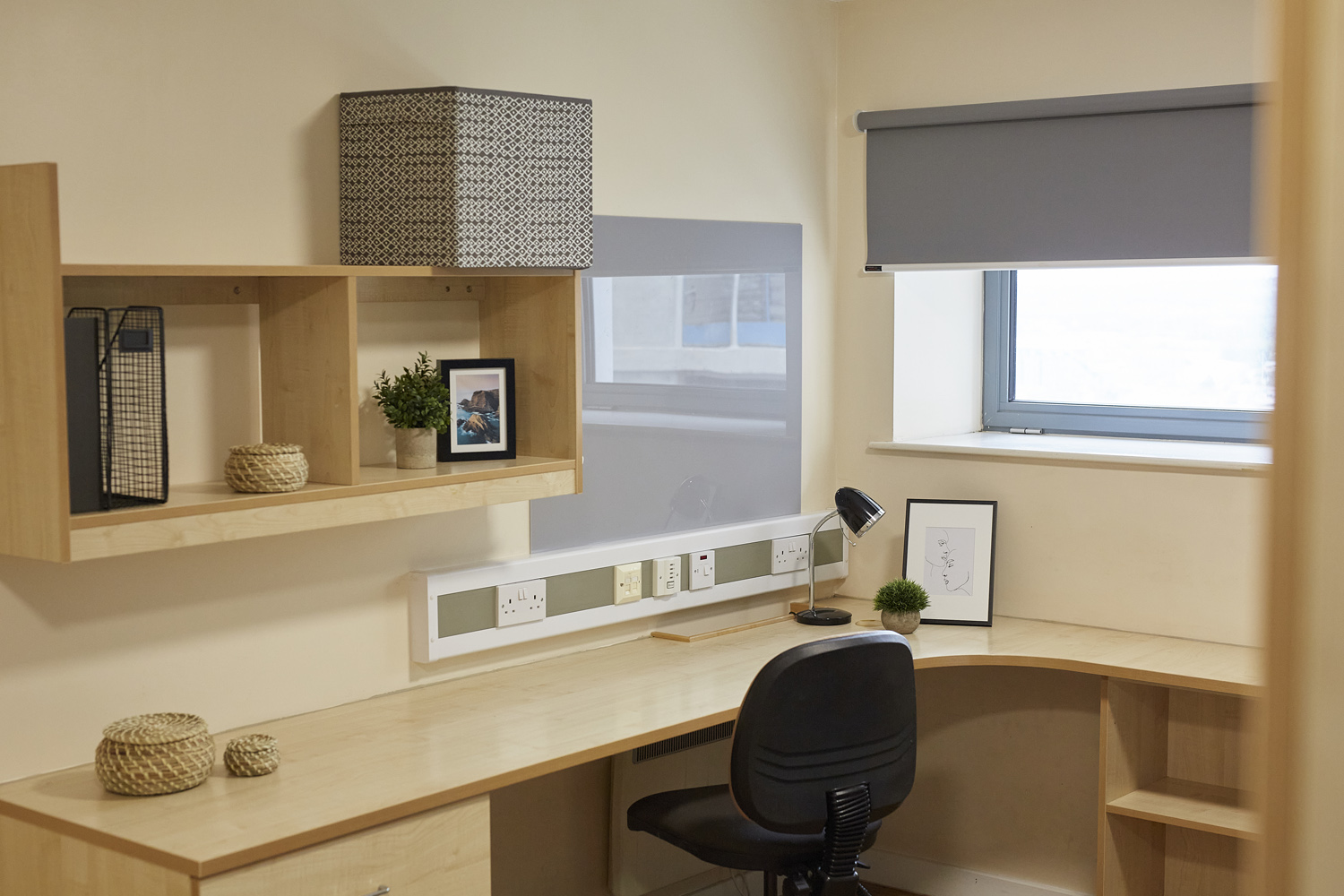 Very large corner desk space