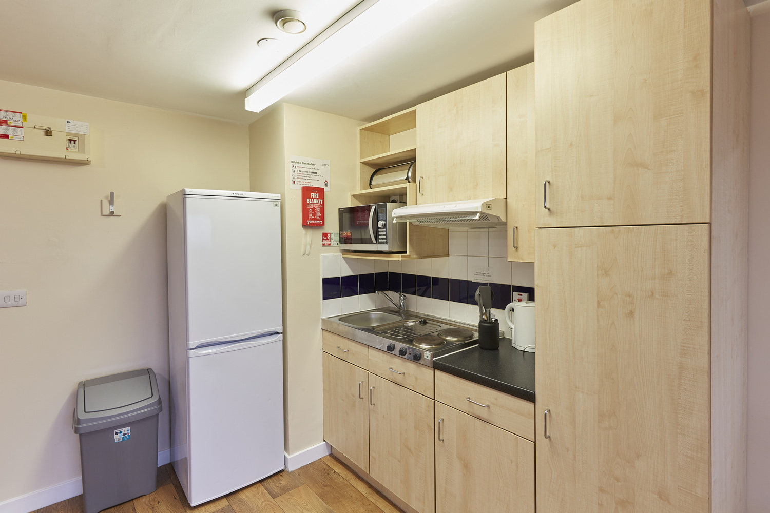 Kitchen unit with cooker and fridge
